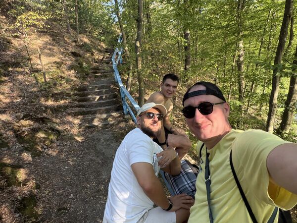 Selfie dvou hráčů na výletě v lese